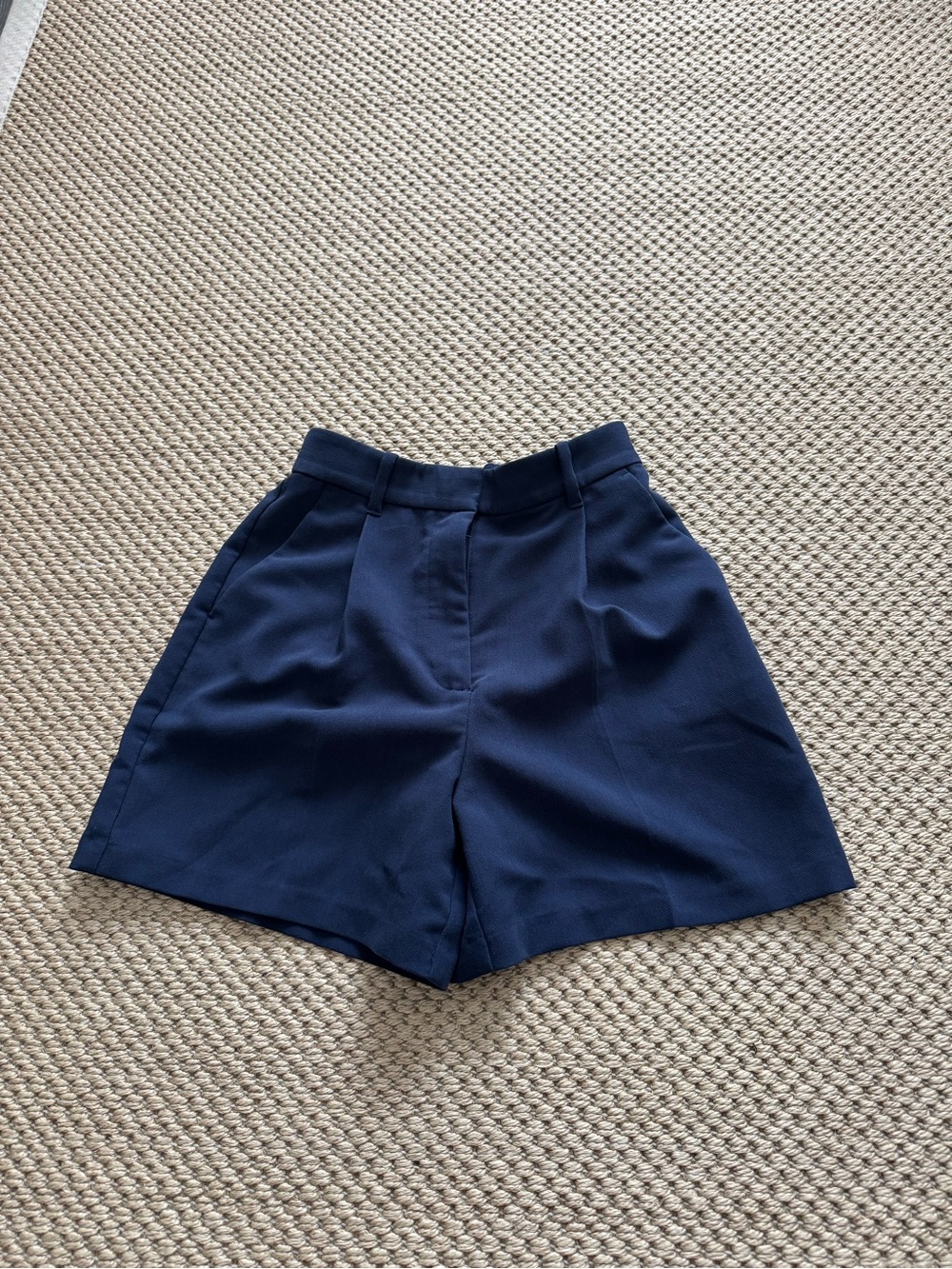 Abercrombie & Fitch | Sloane High rise tailored short | XS - Picture 2 of 3